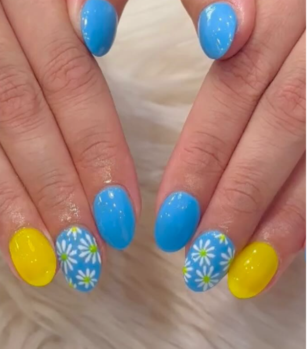 Blue daisy nail art by Hello Beauty Nails, Northallerton
